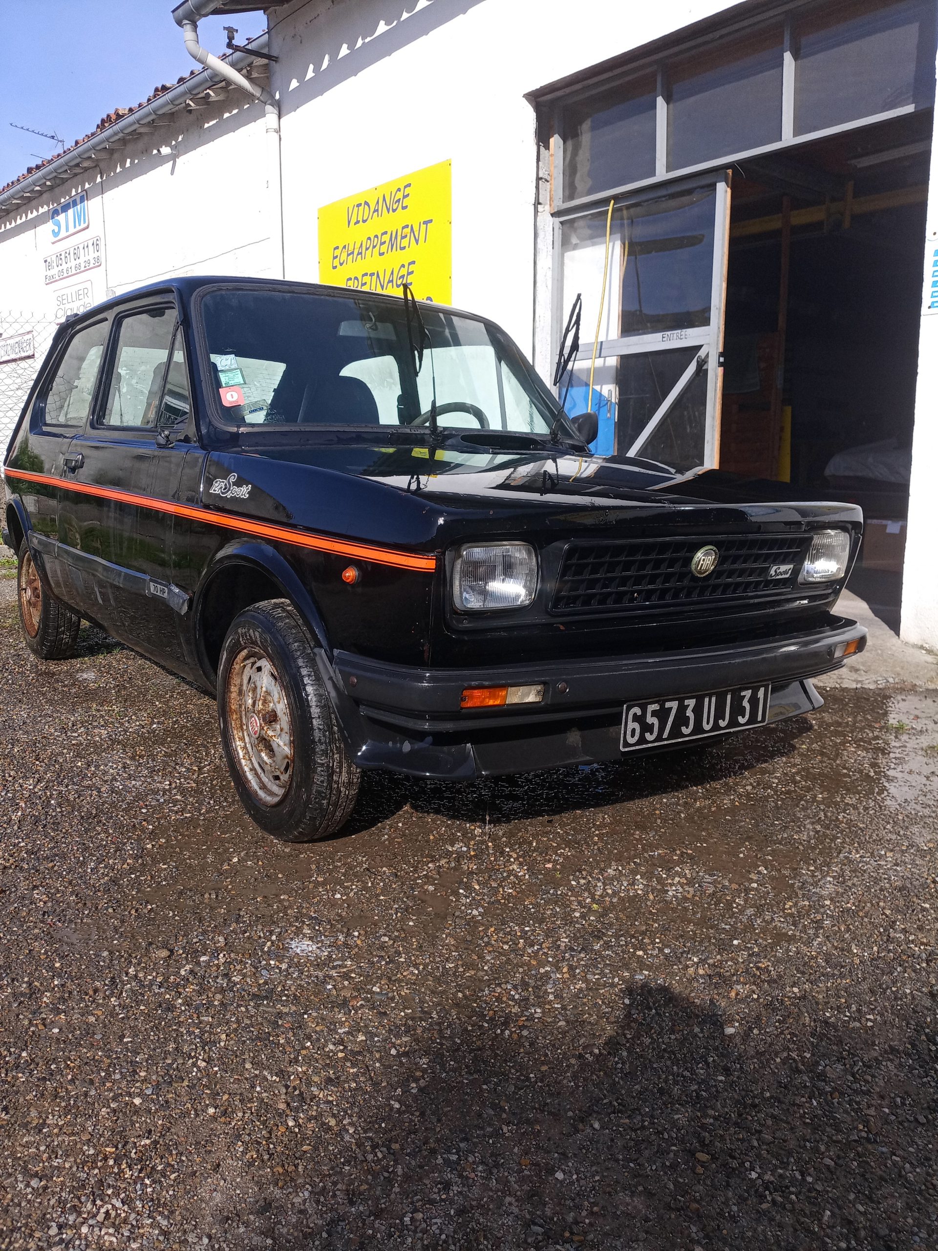Fiat 127 Sport noire 3 portes 70 ch avec intérieur gris en cuir